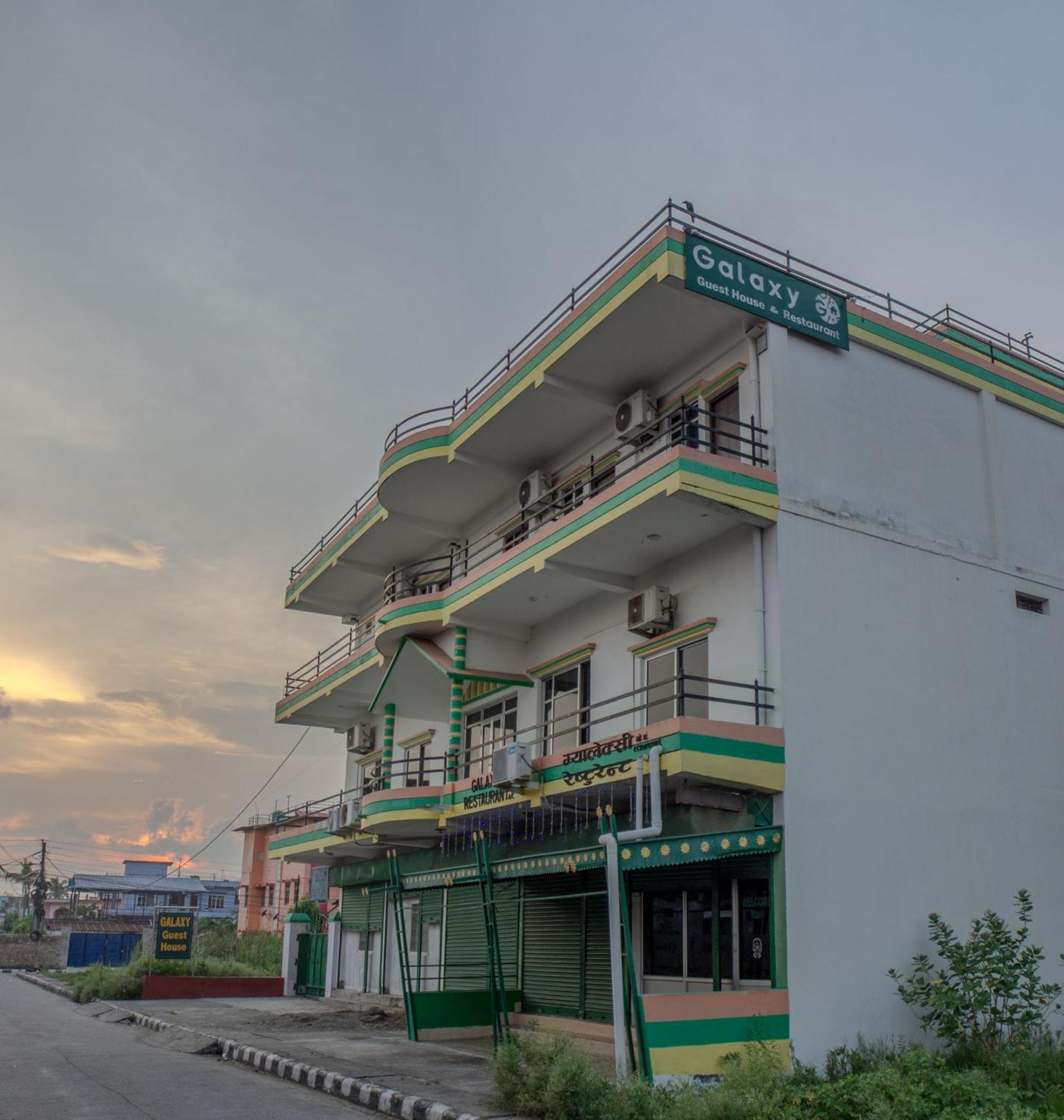 Galaxy Guest House Bhairāhawā Exteriör bild