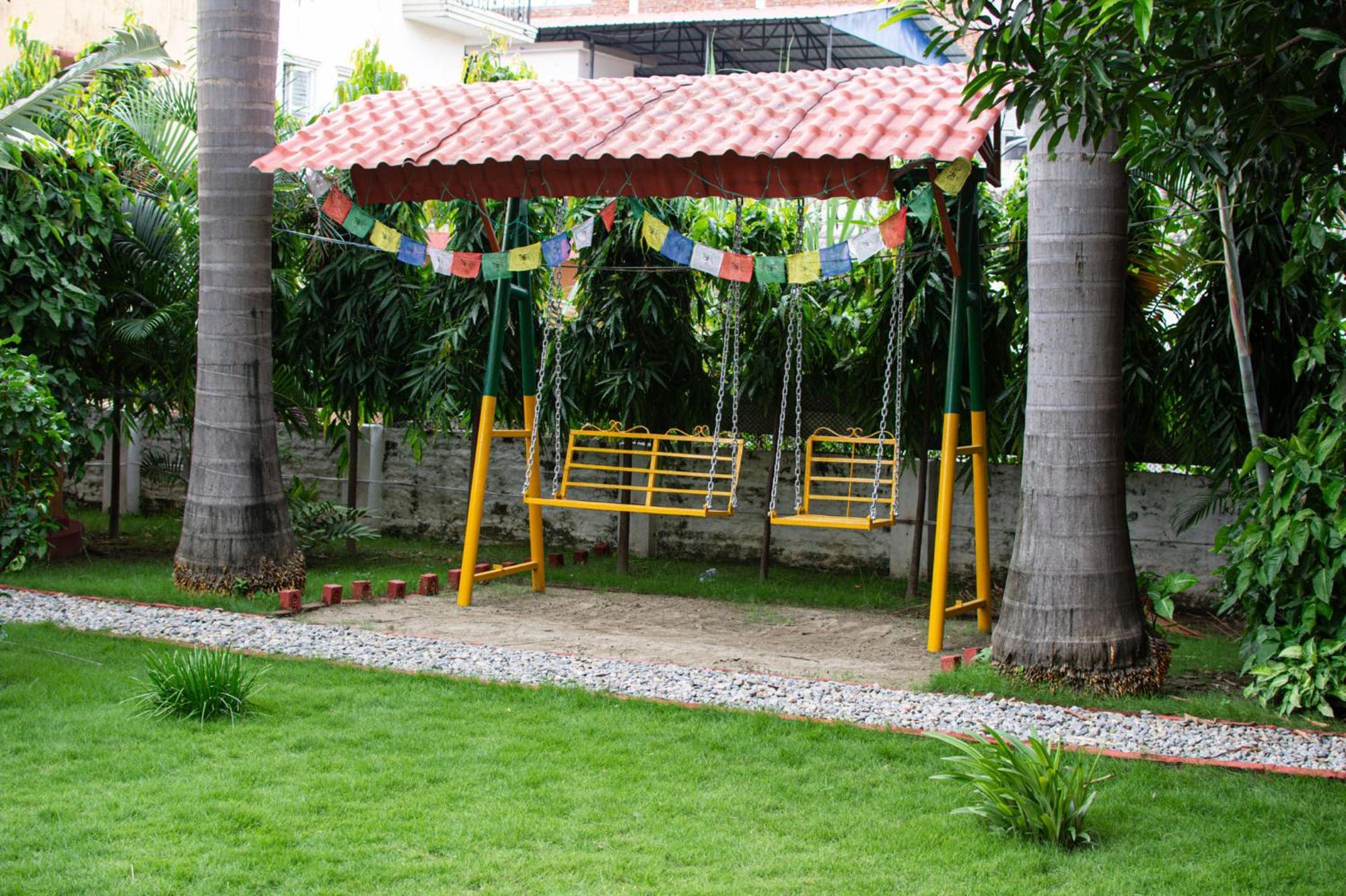 Galaxy Guest House Bhairāhawā Exteriör bild