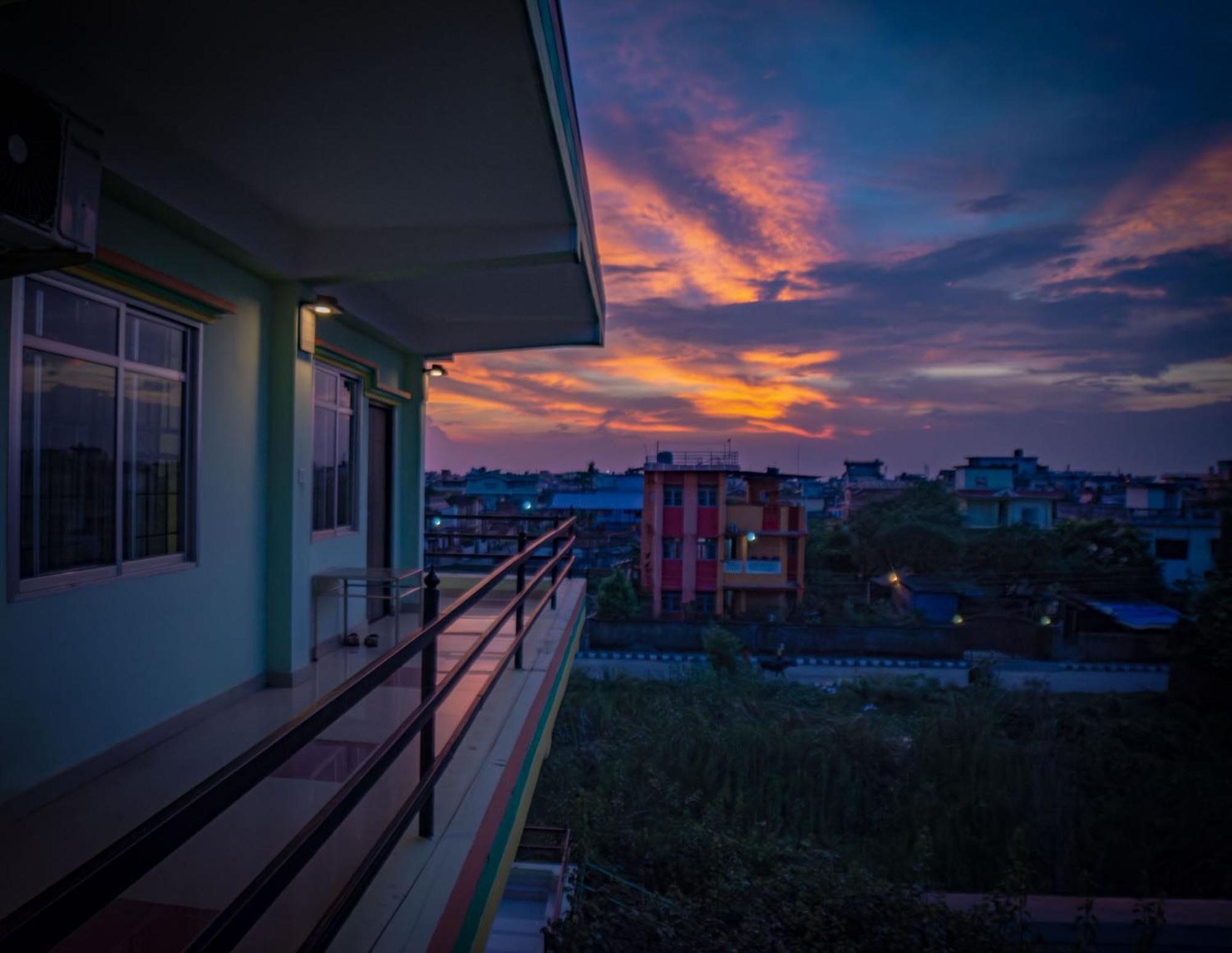 Galaxy Guest House Bhairāhawā Exteriör bild